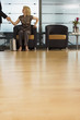 Photo: Businesswoman sitting in office reception area, shaking hands with businessman, surface level Businesswoman sitting in office reception area, shaking hands with businessman, surface level
