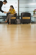 Photo: Businesswoman sitting in office reception area, shaking hands with businessman, surface level Businesswoman sitting in office reception area, shaking hands with businessman, surface level