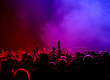 Feiernde Fans in rot bis lila Feiernde Fans in rot bis lila