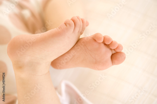 Photo: Baby girl (9-12 months), close-up of feet Baby girl (9-12 months), close-up of feet