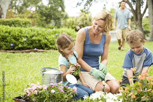 Foto: mother and children gardening mother and children gardening