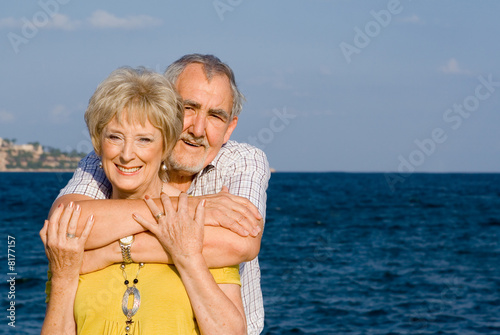 Foto: happy loving elderly couple on summer vacation happy loving elderly couple on summer vacation
