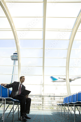 Foto: Businessman in airport waiting area Businessman in airport waiting area