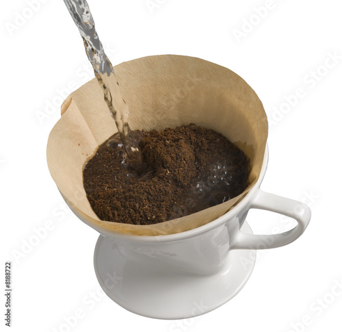 Foto: Kaffee kochen im Porzellan Kaffeefilter, freigestellt Kaffee kochen im Porzellan Kaffeefilter, freigestellt