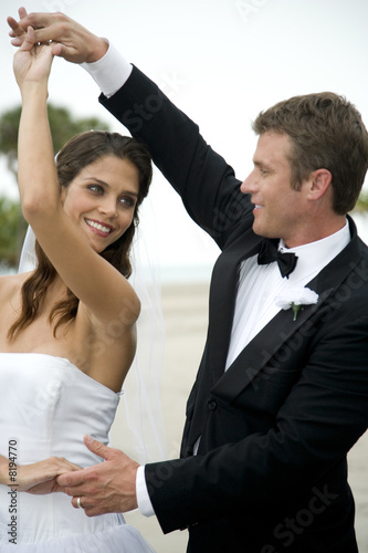 Foto: A bride and groom dancing A bride and groom dancing