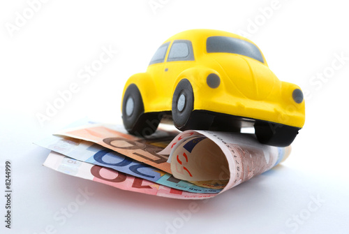 Auto erklimmt Eurohürde
