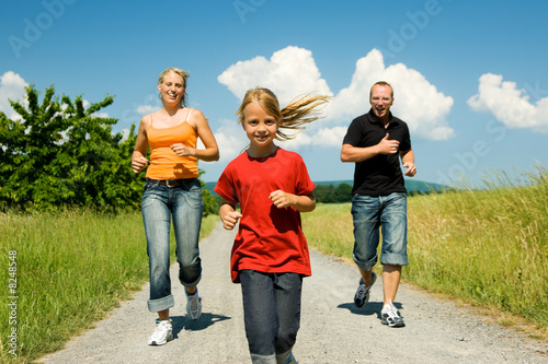 Foto: Familie joggt Familie joggt