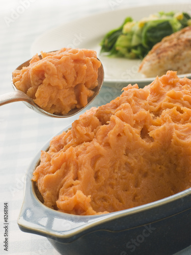 Foto: Dish of Sweet Potato Mash with a spoon Dish of Sweet Potato Mash with a spoon