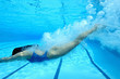 Photos : Woman diving in swimming pool, underwater view
