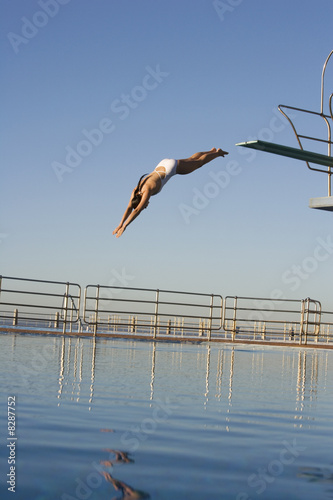 Foto: A woman diving into a pool A woman diving into a pool