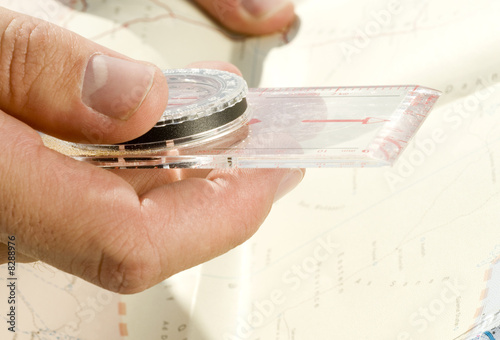 Foto: A man reading a compass A man reading a compass