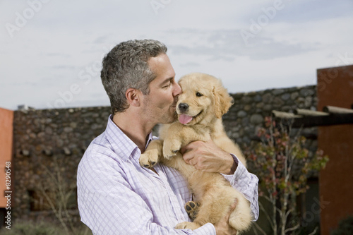 Foto: Man kissing puppy Man kissing puppy