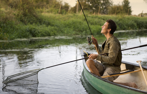 Foto: Young man fishing Young man fishing