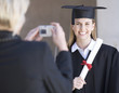 Foto: A graduate posing for a family photograph A graduate posing for a family photograph