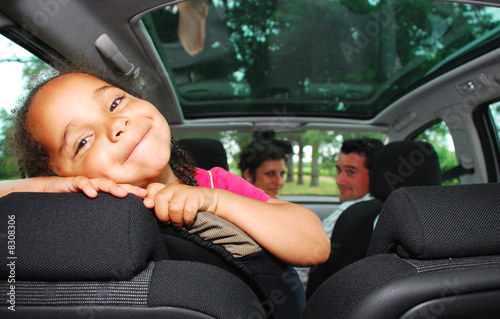 Photo: Jeunes parents en voiture Jeunes parents en voiture