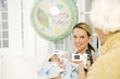 Foto: A grandmother videoing her daughter and new baby A grandmother videoing her daughter and new baby