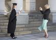 Foto: A graduate posing for a family photograph A graduate posing for a family photograph
