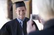 Foto: A graduate posing for a family photograph A graduate posing for a family photograph