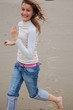 enfant qui courre sur la plage