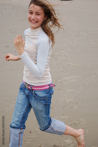 Photo: enfant qui courre sur la plage enfant qui courre sur la plage