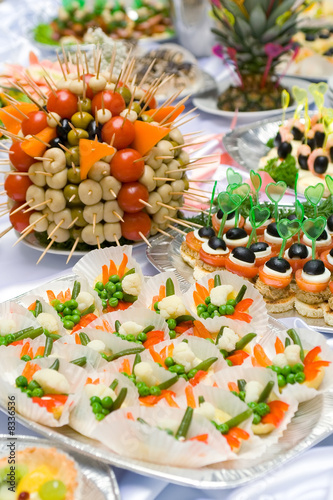 Foto: Catering buffet style - different light snack and sandwiches Catering buffet style - different light snack and sandwiches