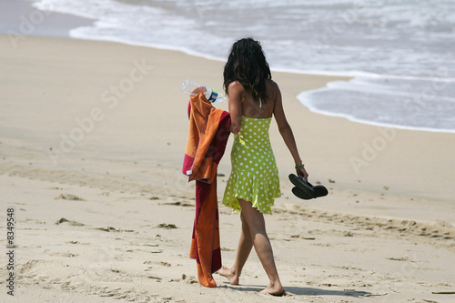 Photo: belle femme brune qui marche sur la plage belle femme brune qui marche sur la plage