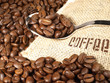 Kaffeebohnen auf einem Löffel