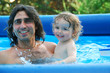 papa et son fils à la piscine