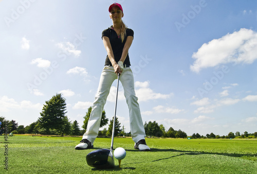 Photo: Golfspielerin beim Abschlag Golfspielerin beim Abschlag