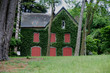 La maison aux volets rouges.