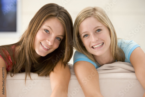Foto: Two women in living room smiling Two women in living room smiling