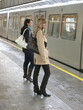 Foto: Zwei junge Mädchen, Frauen warten auf die einfahrende U-Bahn. Zwei junge Mädchen, Frauen warten auf die einfahrende U-Bahn.