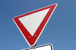 Schild - Vorfahrt gewähren -