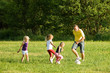 Familie spielt Fussball