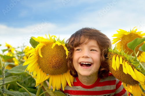 Kind mit Sonnenblumen