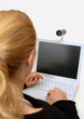 Frau mit Laptop und Webcam