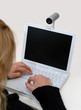 Frau mit Webcam am Laptop