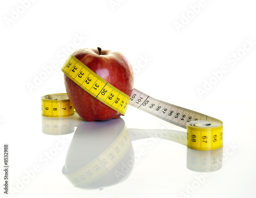 Foto: Manzana con cinta metrica,concepto dieta sana Manzana con cinta metrica,concepto dieta sana