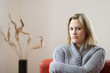 Junge Frau ärgert sich und hat kalt