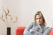 Junge Frau ärgert sich und hat kalt
