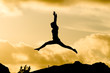 Silhoutte springt im Sonnenuntergang
