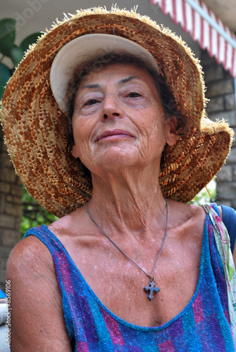 Photo: donna con cappello donna con cappello