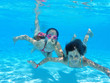 Enfant nage sous l'eau