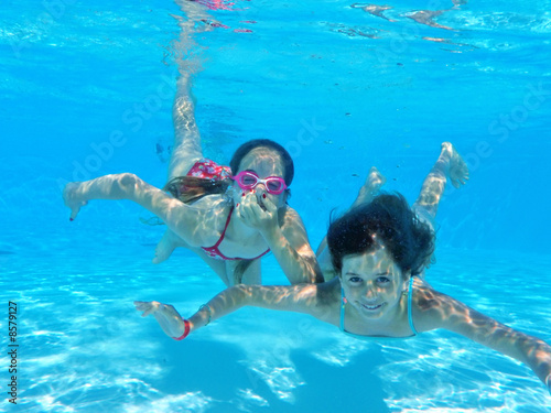 Enfant nage sous l'eau