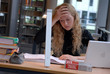 Frau im Lernstress