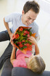 Foto: Man giving woman flowers Man giving woman flowers