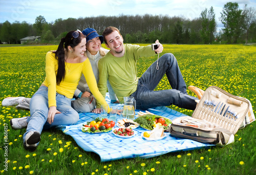 Foto: three friends taking a photo of themselves at picnic three friends taking a photo of themselves at picnic