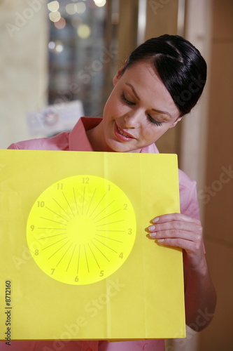 Foto: Woman holding optical chart Woman holding optical chart