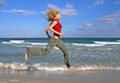 Frau läuft am Strand