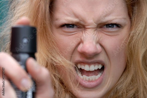 Photo: Frau mit Pfefferspray Frau mit Pfefferspray